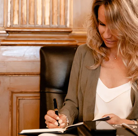 Héloïse Develet qui écrit sur un carnet